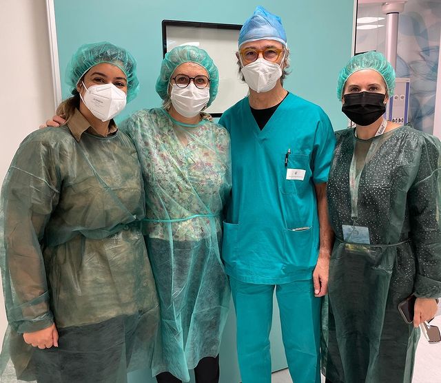 Dr Aimad Eddine Souad avec une équipe chirurgicale spécialisée en chirurgie plastique